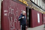 Amsterdam 30 april 2021
Dries Roelvink op de pc hooftstraat waar alle winkels dicht getimmerd zijn ivm verwachte rellen en plunderingen