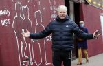 Amsterdam 30 april 2021
Dries Roelvink op de pc hooftstraat waar alle winkels dicht getimmerd zijn ivm verwachte rellen en plunderingen, Dries heeft een baby foto van Dave en Donny op zijn teelfoon staan