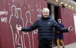 Amsterdam 30 april 2021
Dries Roelvink op de pc hooftstraat waar alle winkels dicht getimmerd zijn ivm verwachte rellen en plunderingen, Dries heeft een baby foto van Dave en Donny op zijn teelfoon staan