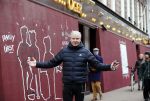 Amsterdam 30 april 2021
Dries Roelvink op de pc hooftstraat waar alle winkels dicht getimmerd zijn ivm verwachte rellen en plunderingen, Dries heeft een baby foto van Dave en Donny op zijn teelfoon staan