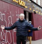 Amsterdam 30 april 2021
Dries Roelvink op de pc hooftstraat waar alle winkels dicht getimmerd zijn ivm verwachte rellen en plunderingen, Dries heeft een baby foto van Dave en Donny op zijn teelfoon staan