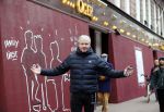 Amsterdam 30 april 2021
Dries Roelvink op de pc hooftstraat waar alle winkels dicht getimmerd zijn ivm verwachte rellen en plunderingen, Dries heeft een baby foto van Dave en Donny op zijn teelfoon staan