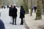 Amsterdam 16 februari 2021
Diverse BN ers in het vondelpark tijdens Corona. Hans Kesting in gesprek met Freek Bartels en zijn vriend