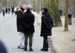 Amsterdam 16 februari 2021
Diverse BN ers in het vondelpark tijdens Corona. Hans Kesting in gesprek met Freek Bartels en zijn vriend