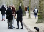 Amsterdam 16 februari 2021
Diverse BN ers in het vondelpark tijdens Corona. Hans Kesting in gesprek met Freek Bartels en zijn vriend