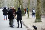 Amsterdam 16 februari 2021
Diverse BN ers in het vondelpark tijdens Corona. Hans Kesting in gesprek met Freek Bartels en zijn vriend