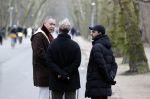 Amsterdam 16 februari 2021
Diverse BN ers in het vondelpark tijdens Corona. Hans Kesting in gesprek met Freek Bartels en zijn vriend