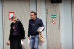 Rotterdam 30 januari 2021
Hugo de Jonge en zijn dochter Sarah doen boodschappen en lopen daarna weer naar huis