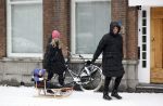 Amsterdam 8 februari 2021
Johnny Heitinga met zijn vrouw Charlotte en hun dochtertje Rixo in de sneeuw.