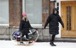 Amsterdam 8 februari 2021
Johnny Heitinga met zijn vrouw Charlotte en hun dochtertje Rixo in de sneeuw.