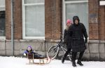 Amsterdam 8 februari 2021
Johnny Heitinga met zijn vrouw Charlotte en hun dochtertje Rixo in de sneeuw.