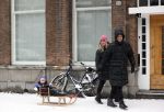 Amsterdam 8 februari 2021
Johnny Heitinga met zijn vrouw Charlotte en hun dochtertje Rixo in de sneeuw.