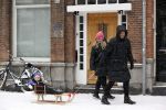 Amsterdam 8 februari 2021
Johnny Heitinga met zijn vrouw Charlotte en hun dochtertje Rixo in de sneeuw.