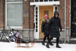 Amsterdam 8 februari 2021
Johnny Heitinga met zijn vrouw Charlotte en hun dochtertje Rixo in de sneeuw.