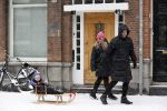 Amsterdam 8 februari 2021
Johnny Heitinga met zijn vrouw Charlotte en hun dochtertje Rixo in de sneeuw.