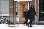 Amsterdam 8 februari 2021
Johnny Heitinga met zijn vrouw Charlotte en hun dochtertje Rixo in de sneeuw.
