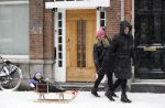 Amsterdam 8 februari 2021
Johnny Heitinga met zijn vrouw Charlotte en hun dochtertje Rixo in de sneeuw.