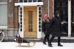 Amsterdam 8 februari 2021
Johnny Heitinga met zijn vrouw Charlotte en hun dochtertje Rixo in de sneeuw.