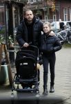 Amsterdam 25 januari 2021
Johnny Heitinga net dochter Jezebel en dochter Rixo op de cornelis schuytstraat
