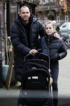Amsterdam 25 januari 2021
Johnny Heitinga net dochter Jezebel en dochter Rixo op de cornelis schuytstraat