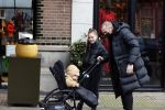 Amsterdam 25 januari 2021
Johnny Heitinga net dochter Jezebel en dochter Rixo op de cornelis schuytstraat