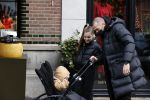 Amsterdam 25 januari 2021
Johnny Heitinga net dochter Jezebel en dochter Rixo op de cornelis schuytstraat