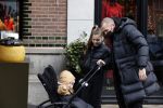 Amsterdam 25 januari 2021
Johnny Heitinga net dochter Jezebel en dochter Rixo op de cornelis schuytstraat