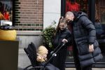 Amsterdam 25 januari 2021
Johnny Heitinga net dochter Jezebel en dochter Rixo op de cornelis schuytstraat
