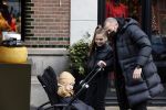 Amsterdam 25 januari 2021
Johnny Heitinga net dochter Jezebel en dochter Rixo op de cornelis schuytstraat