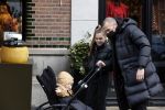 Amsterdam 25 januari 2021
Johnny Heitinga net dochter Jezebel en dochter Rixo op de cornelis schuytstraat