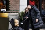 Amsterdam 25 januari 2021
Johnny Heitinga net dochter Jezebel en dochter Rixo op de cornelis schuytstraat