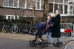 Amsterdam 17 februari 2021
Diverse BN ers in het vondelpark tijdens Corona. Kimberley Klaver met stiefzoon achter de kinderwagen