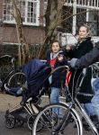 Amsterdam 17 februari 2021
Diverse BN ers in het vondelpark tijdens Corona. Kimberley Klaver met stiefzoon achter de kinderwagen