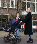Amsterdam 17 februari 2021
Diverse BN ers in het vondelpark tijdens Corona. Kimberley Klaver met stiefzoon achter de kinderwagen