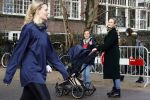Amsterdam 17 februari 2021
Diverse BN ers in het vondelpark tijdens Corona. Kimberley Klaver met stiefzoon achter de kinderwagen
