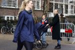 Amsterdam 17 februari 2021
Diverse BN ers in het vondelpark tijdens Corona. Kimberley Klaver met stiefzoon achter de kinderwagen
