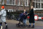 Amsterdam 17 februari 2021
Diverse BN ers in het vondelpark tijdens Corona. Kimberley Klaver met stiefzoon achter de kinderwagen