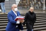 Utrecht 2 februari 2021
Rechtszaak Rachel Hazes tegen haar oude PA Marieke v Beek . Royce de Vries is de advocaat van Rachel. Marieke heeft advocaat Bernhard Tomlow. Ricardo Klaverdijk Big Willem v Boxtel en Jacqueline v d Gijp waren aanwezig.