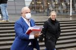 Utrecht 2 februari 2021
Rechtszaak Rachel Hazes tegen haar oude PA Marieke v Beek . Royce de Vries is de advocaat van Rachel. Marieke heeft advocaat Bernhard Tomlow. Ricardo Klaverdijk Big Willem v Boxtel en Jacqueline v d Gijp waren aanwezig.