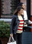 Amsterdam 23 januari 2021
Merel Westrik koopt kleding bij Suitsudio op de cornelis schuytstraat. Merel is 5 maanden zwanger . Ze komt met haar styliste en worden door twee verkopers geholpen.