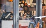 Amsterdam 23 januari 2021
Merel Westrik koopt kleding bij Suitsudio op de cornelis schuytstraat. Merel is 5 maanden zwanger . Ze komt met haar styliste en worden door twee verkopers geholpen.