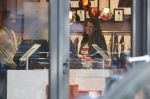 Amsterdam 23 januari 2021
Merel Westrik koopt kleding bij Suitsudio op de cornelis schuytstraat. Merel is 5 maanden zwanger . Ze komt met haar styliste en worden door twee verkopers geholpen.