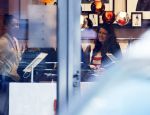 Amsterdam 23 januari 2021
Merel Westrik koopt kleding bij Suitsudio op de cornelis schuytstraat. Merel is 5 maanden zwanger . Ze komt met haar styliste en worden door twee verkopers geholpen.