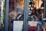 Amsterdam 23 januari 2021
Merel Westrik koopt kleding bij Suitsudio op de cornelis schuytstraat. Merel is 5 maanden zwanger . Ze komt met haar styliste en worden door twee verkopers geholpen.