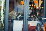 Amsterdam 23 januari 2021
Merel Westrik koopt kleding bij Suitsudio op de cornelis schuytstraat. Merel is 5 maanden zwanger . Ze komt met haar styliste en worden door twee verkopers geholpen.