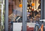 Amsterdam 23 januari 2021
Merel Westrik koopt kleding bij Suitsudio op de cornelis schuytstraat. Merel is 5 maanden zwanger . Ze komt met haar styliste en worden door twee verkopers geholpen.