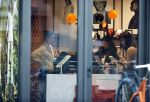 Amsterdam 23 januari 2021
Merel Westrik koopt kleding bij Suitsudio op de cornelis schuytstraat. Merel is 5 maanden zwanger . Ze komt met haar styliste en worden door twee verkopers geholpen.