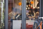 Amsterdam 23 januari 2021
Merel Westrik koopt kleding bij Suitsudio op de cornelis schuytstraat. Merel is 5 maanden zwanger . Ze komt met haar styliste en worden door twee verkopers geholpen.