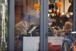 Amsterdam 23 januari 2021
Merel Westrik koopt kleding bij Suitsudio op de cornelis schuytstraat. Merel is 5 maanden zwanger . Ze komt met haar styliste en worden door twee verkopers geholpen.