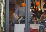 Amsterdam 23 januari 2021
Merel Westrik koopt kleding bij Suitsudio op de cornelis schuytstraat. Merel is 5 maanden zwanger . Ze komt met haar styliste en worden door twee verkopers geholpen.